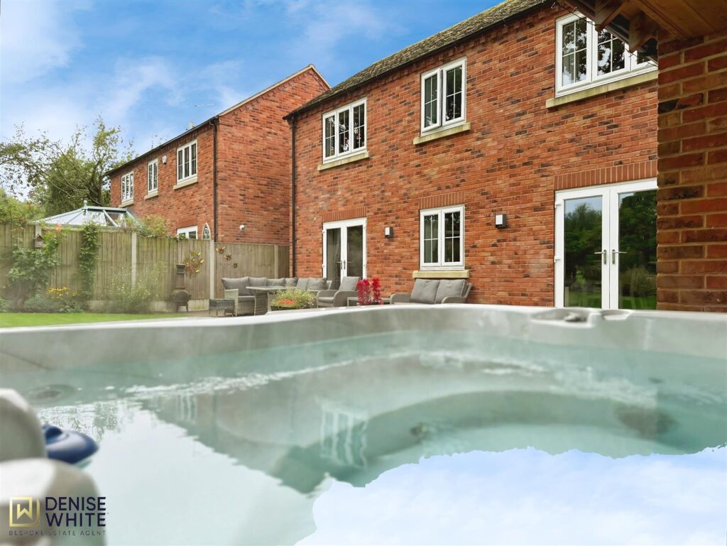 The Oaks, Cheadle Road, Cheddleton, Leek, Staffordshire,ST13 7BH