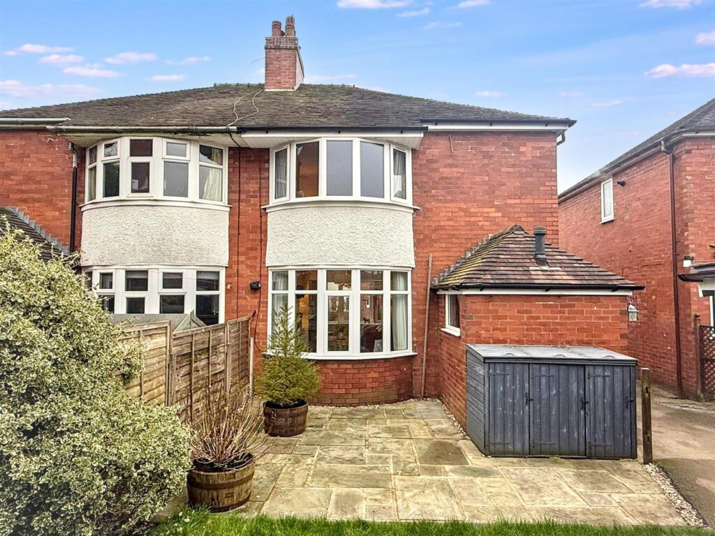 Eversley Avenue, Leek, Staffordshire, ST13 5HS