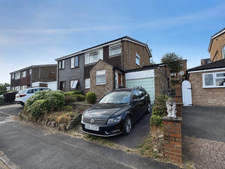 Lorien Close, Leek
