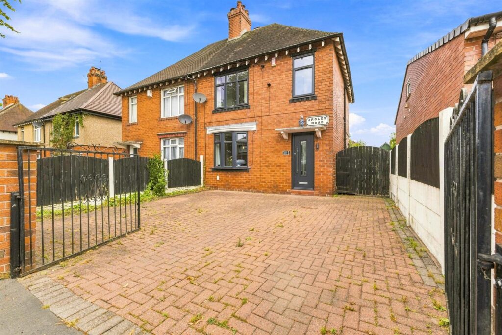 Argles Road, Leek, Staffordshire, ST13 6PQ