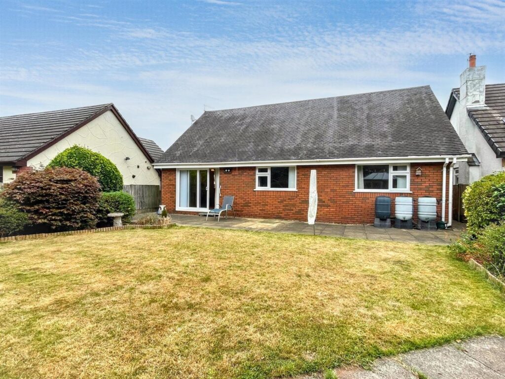 Westwood Park Drive, Leek, Staffordshire, ST13 8NG