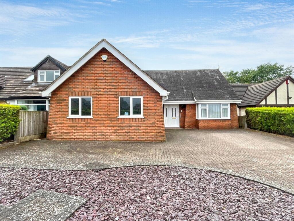 Westwood Park Drive, Leek, Staffordshire, ST13 8NG