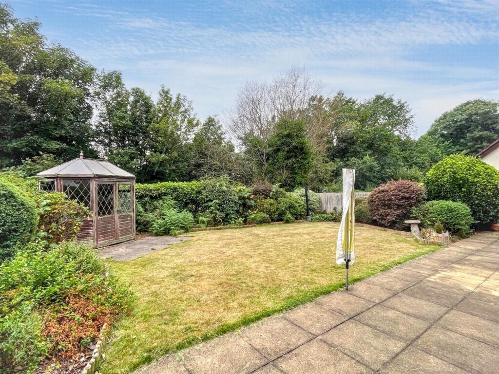 Westwood Park Drive, Leek, Staffordshire, ST13 8NG