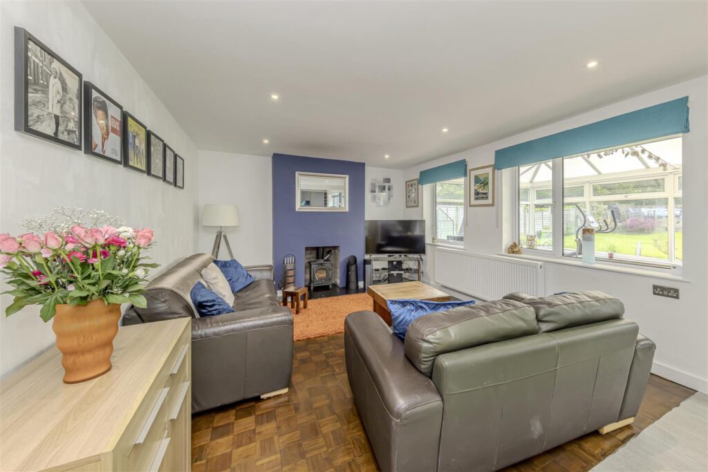 Errwood Avenue, Buxton, Derbyshire, SK17 9BD